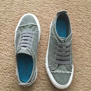 Blowfish by Malibu women’s gray slip ons